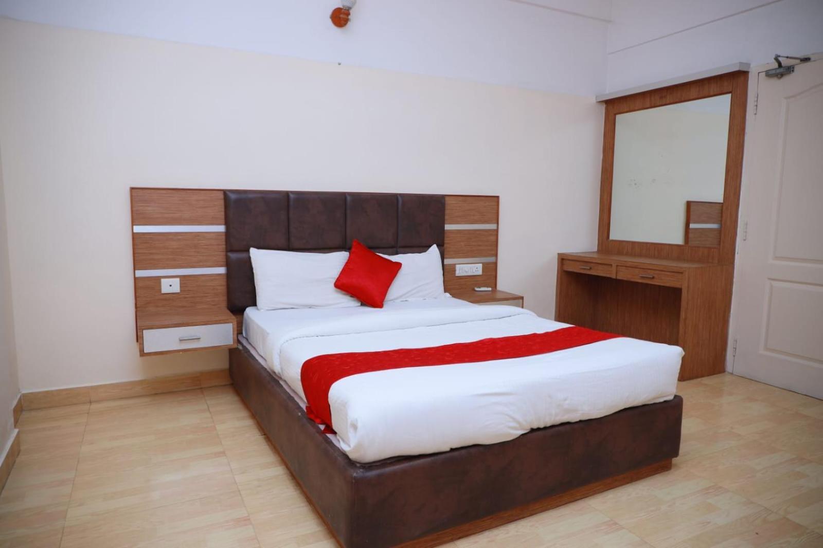 Hotel Tayas Trippapur Экстерьер фото