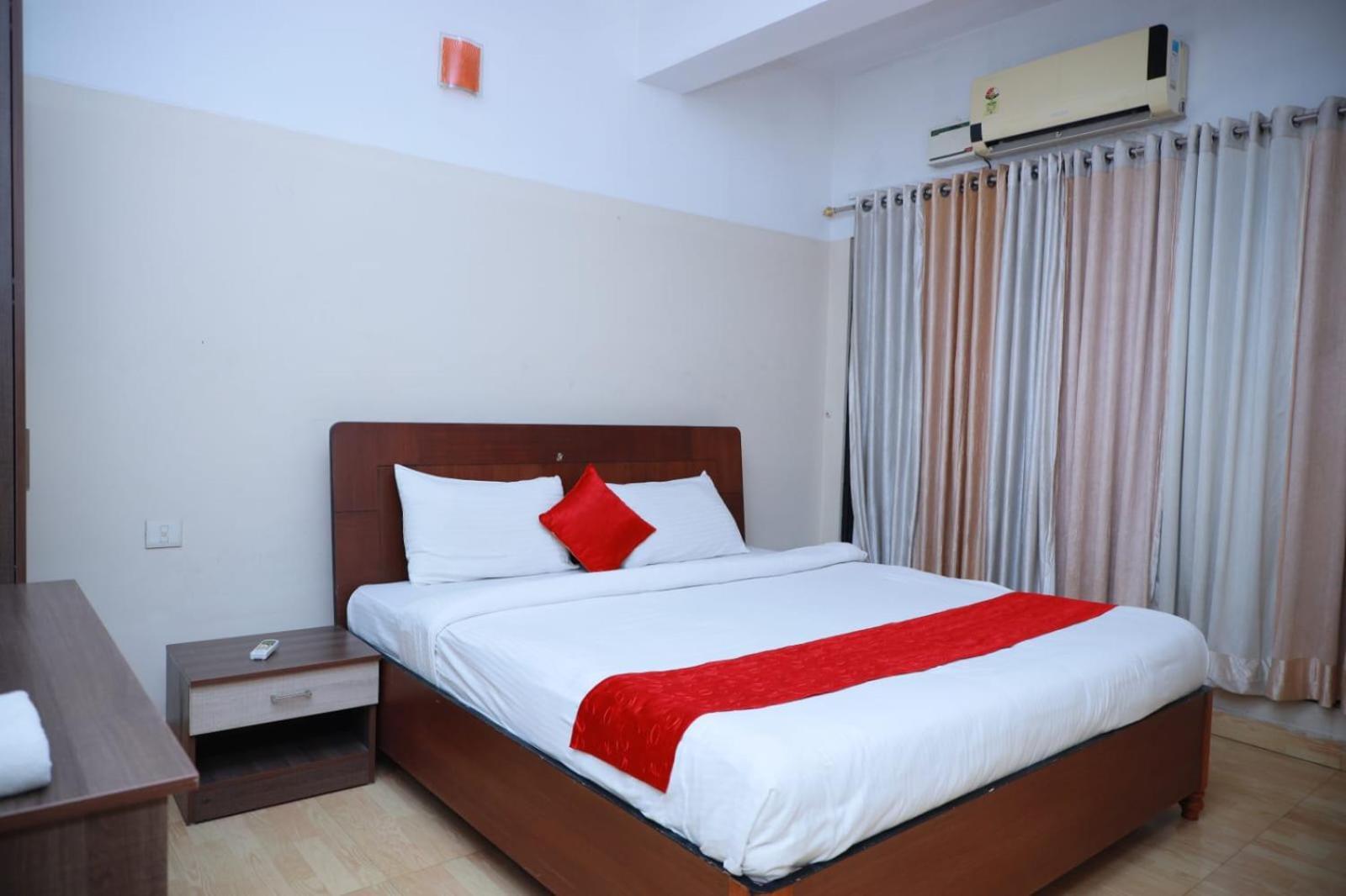 Hotel Tayas Trippapur Экстерьер фото